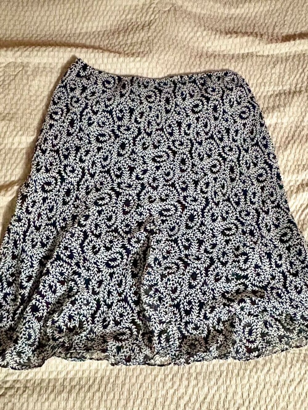 R & K Originals Black & White Floral Skirt Women’s Size 12 Flowy Mid-Length